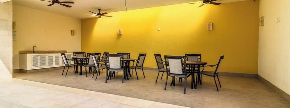 Puedes hacer uso de las mesas de la terraza compartida si prefieres un ambiente más abierto. 
