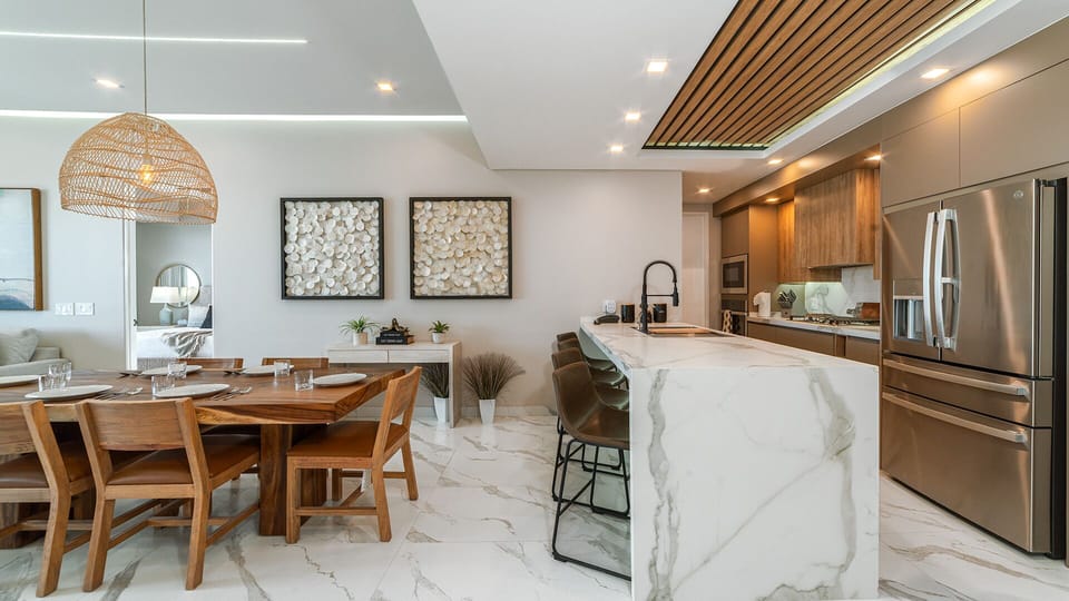 The marbled kitchen counter.