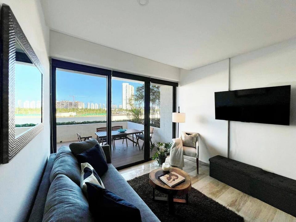 Sala con TV y hermosas vistas.