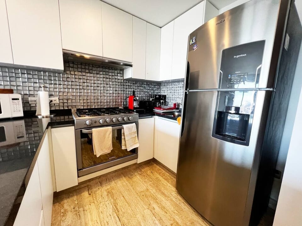Another view of the fully equipped kitchen. With a coffee machine for a perfect morning. 
