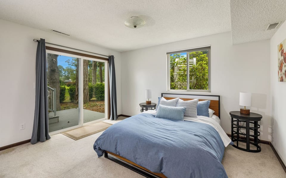 Guest bedroom (lower floor, queen bed)