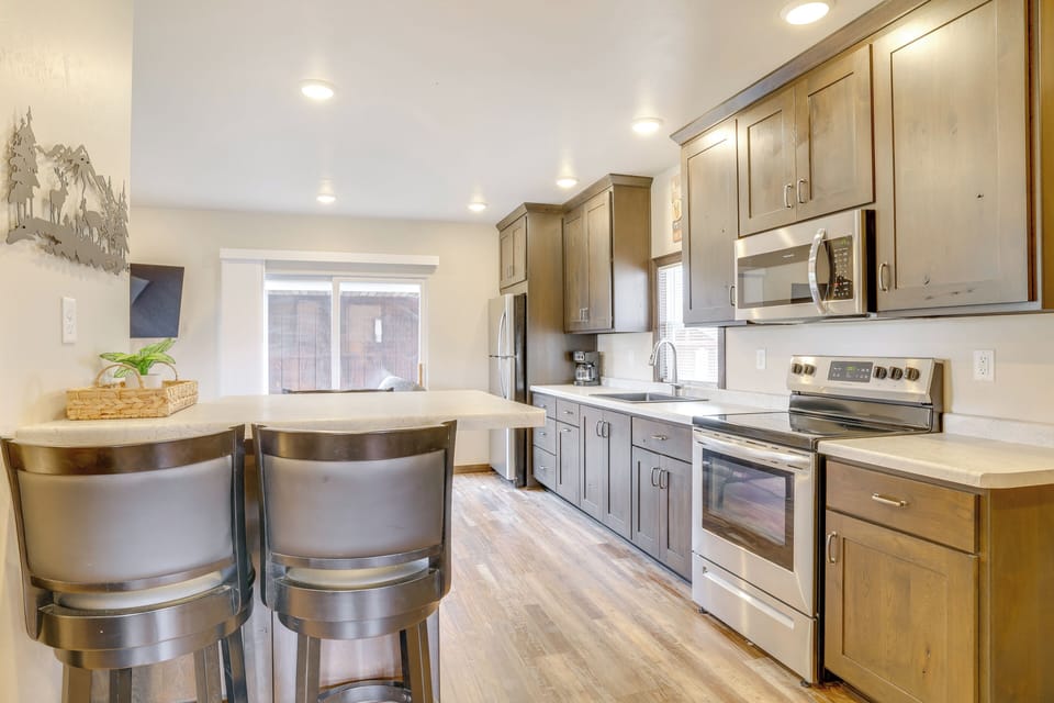 Eat-In Kitchen | Main Cabin