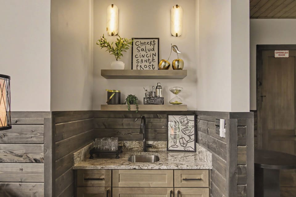 🥃 Mix your favorite drink at the convenient wet bar before settling in for the evening.