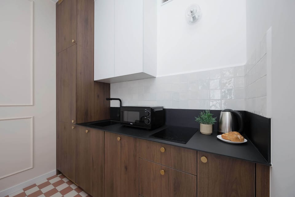 The kitchenette has everything you need to cook a delicious meal.