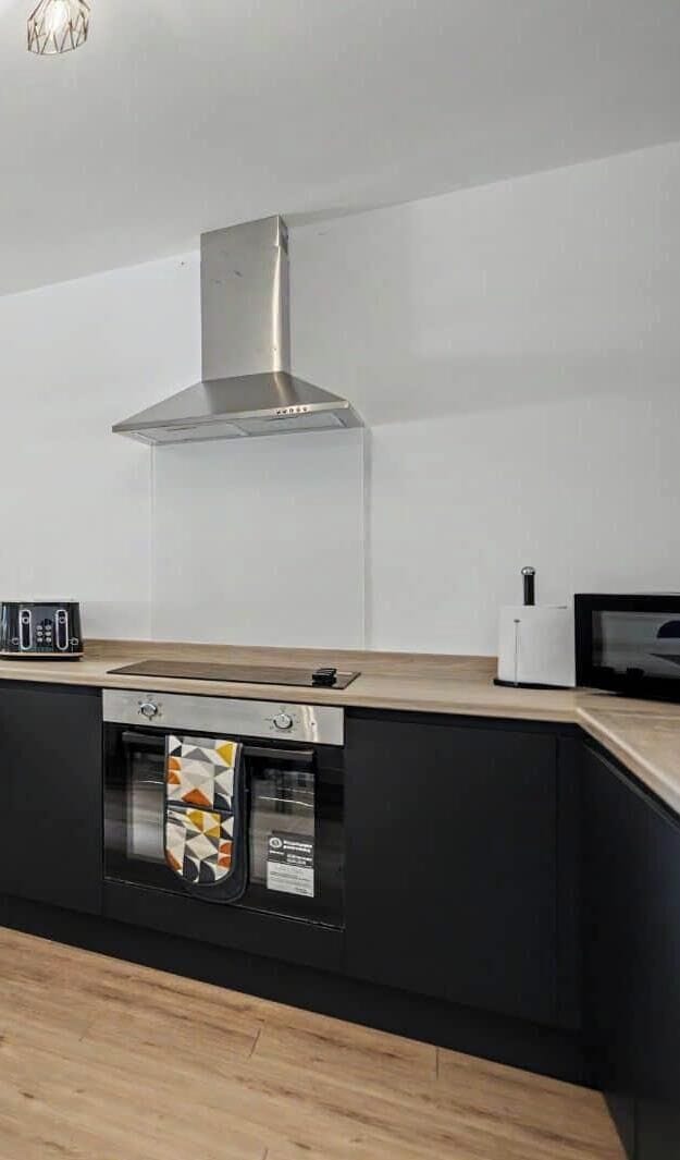 5 Fully Equipped Kitchen - with Microwave, oven, dishwasher, washing machine, fridge freezer, and ov