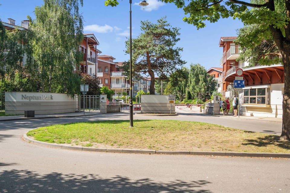 Zamknięte osiedle położone jest ok. 100 m od plaży, w otoczeniu parku krajobrazowego ze ścieżkami rowerowymi i terenami rekreacyjnymi. 