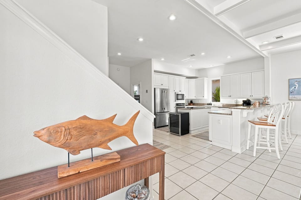 Vizcaya East 1028 - 2nd level area open living layout