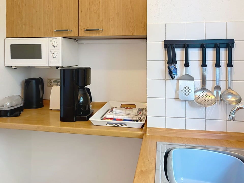 Kitchen Appliance, Kitchen, Small Appliance, Countertop, Interior Design, Major Appliance, Home Appliance, Lighting, Room