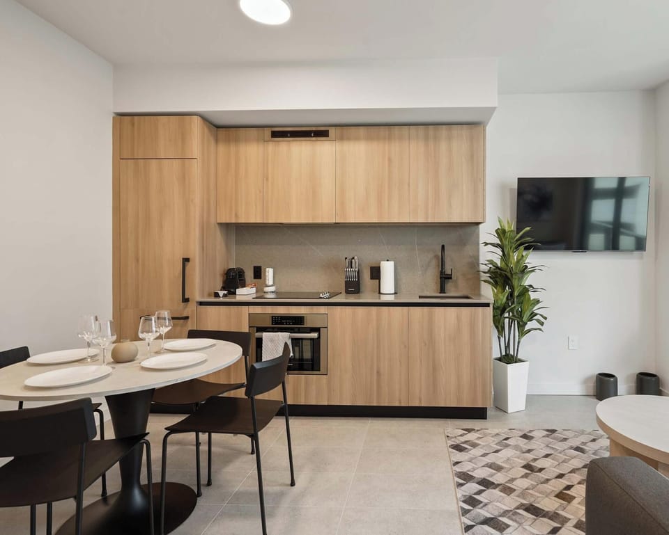 Full kitchen with dining area and living room, open layout great for groups
