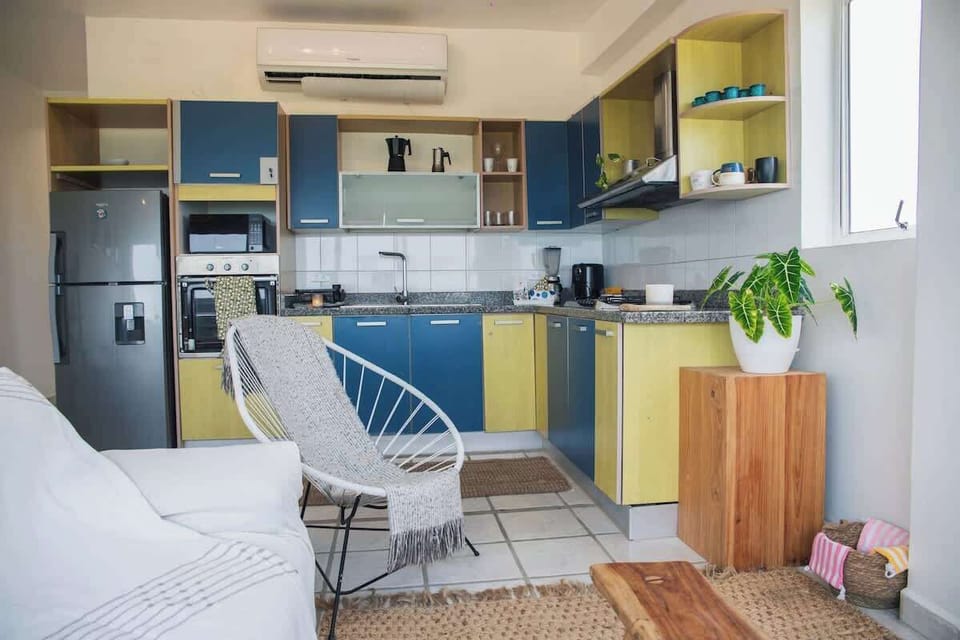 VISTA DE COCINA DESDE LA SALA