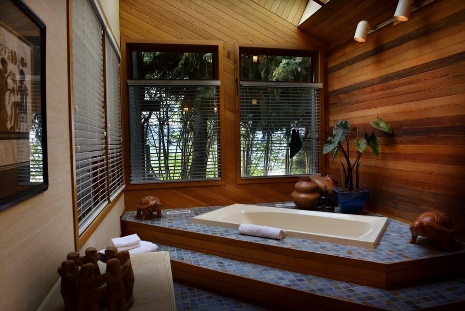 Master | Deluxe King Soaker Tub