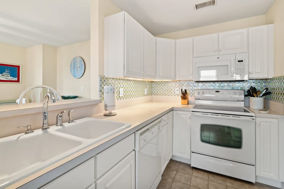 PCBPV1411 Ballast Point Villa 1411 | Kitchen - Island Seating for 4