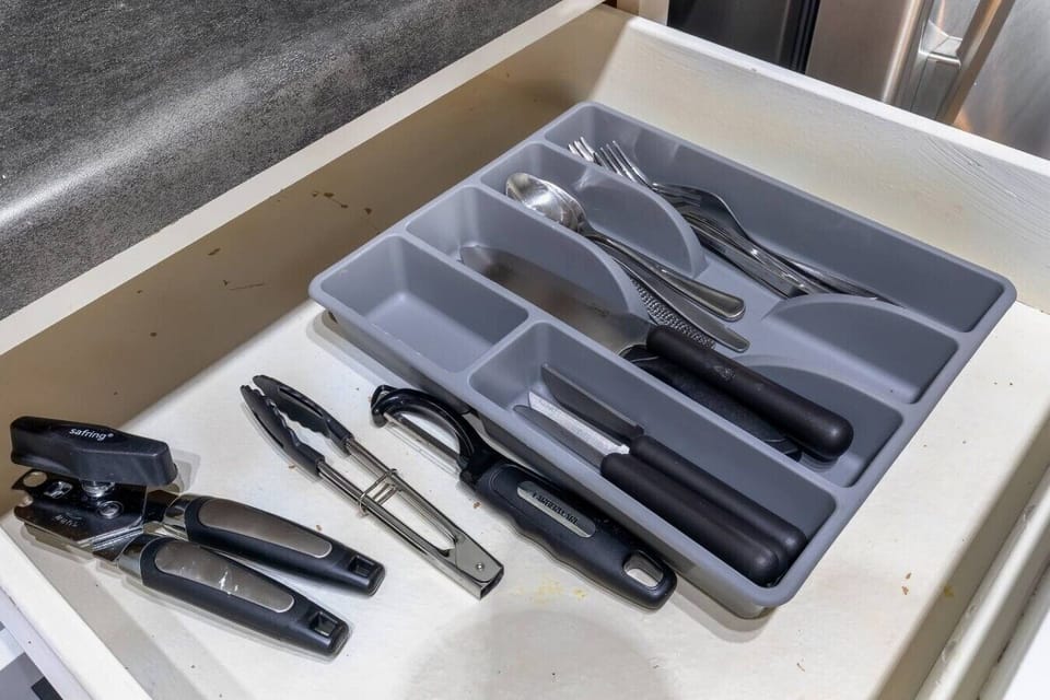 Fully equipped kitchen with modern appliances, perfect for preparing meals during your stay in Arlington. A convenient option for longer stays, game weekends, or concert trips near AT&T Stadium