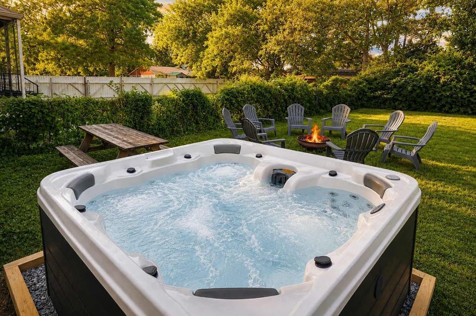 Backyard: Backyard: Relax in the private backyard with comfortable outdoor seating, an exclusive hot tub, the perfect place to enjoy your morning coffee or unwind after a day of exploring.