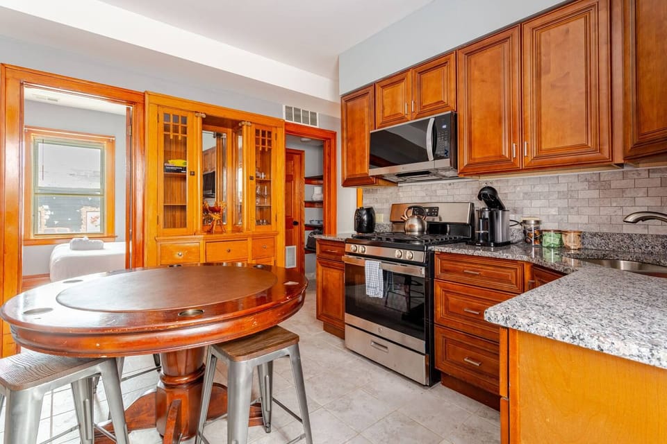Chicago Gem Near Downtown Steps from La Catedral Café : Family and Pet Friendly Apartment in Chicago