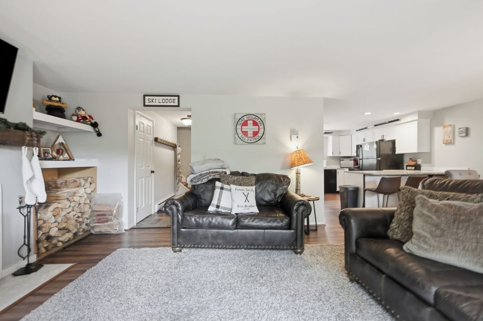 Cozy up by the fireplace for movie nights and relaxed evenings after a day on the mountain. (Hedges)