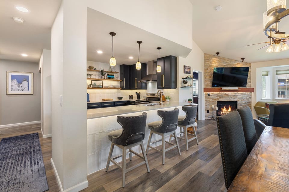 Breakfast Bar for 3 | Kitchen | View from Dining Area