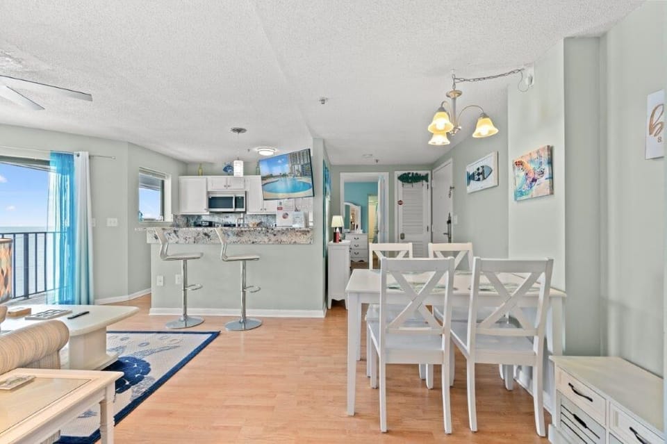 Spacious Living Area with Lounge, Dining Table, and Kitchen
