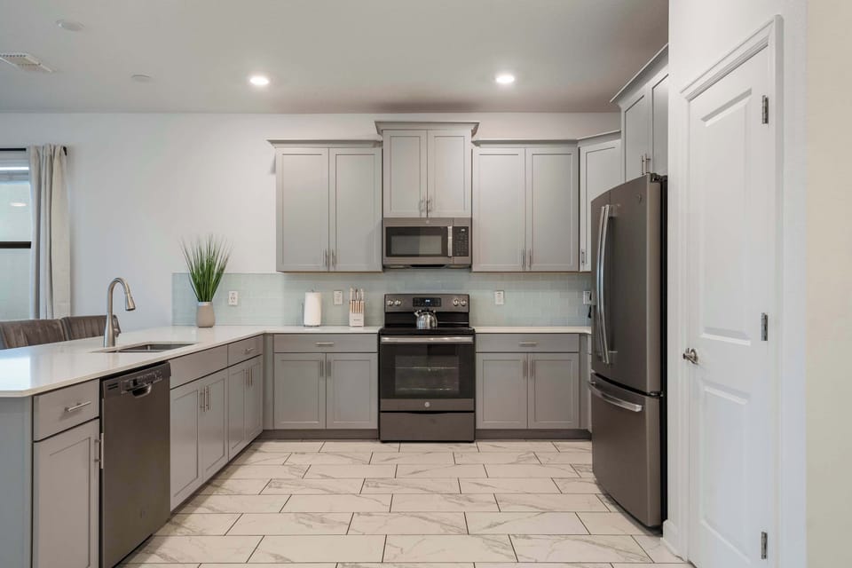Bring everyone together in this spacious open-concept kitchen, where cooking, dining, and conversation flow effortlessly. The oversized island is perfect for family breakfasts, evening snacks, and creating unforgettable vacation memories. 🍽️
