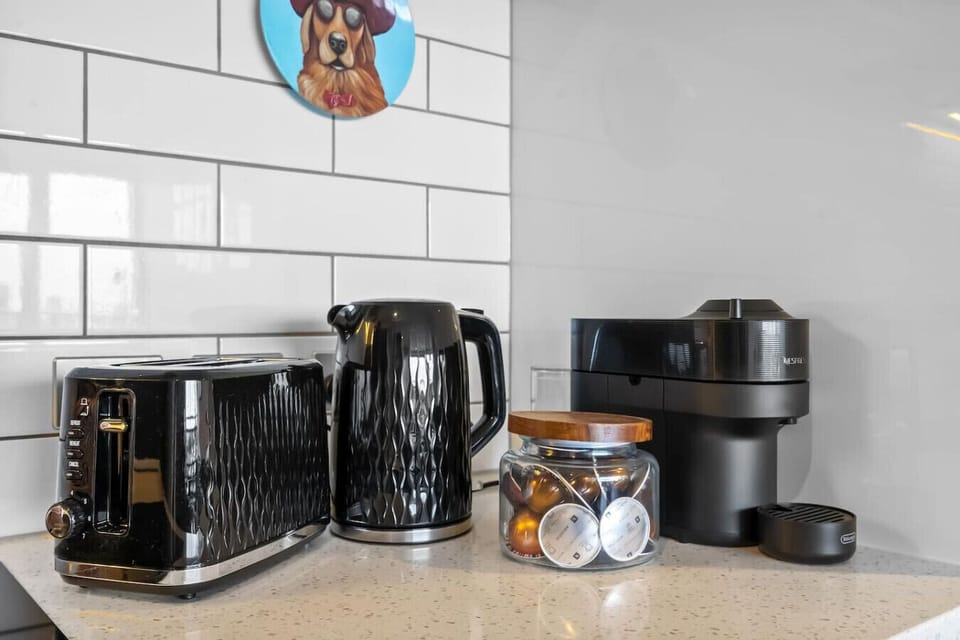 Kitchen counter equipped with a toaster, electric kettle, and coffee machine, making it easy to prepare breakfast or enjoy a fresh coffee before heading out to explore the city.