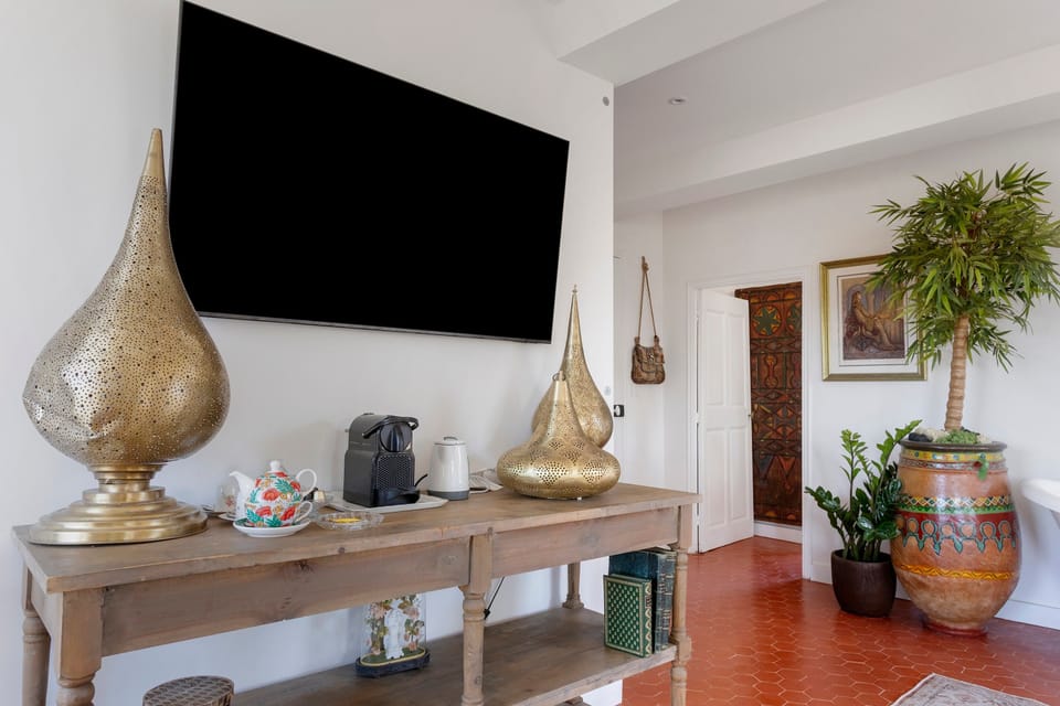 Bed and Breakfast 'Chambre 6' with Shared Pool, Wi-Fi and Air Conditioning Bed and Breakfast in French Riviera