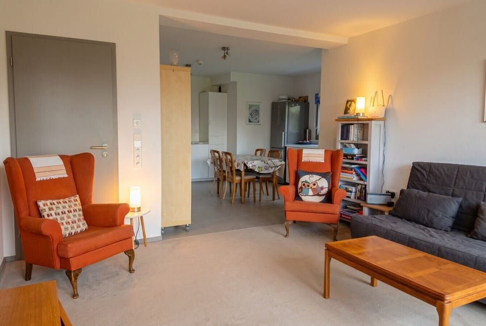 Cosy sitting room with garden views flowing through to the kitchen.
