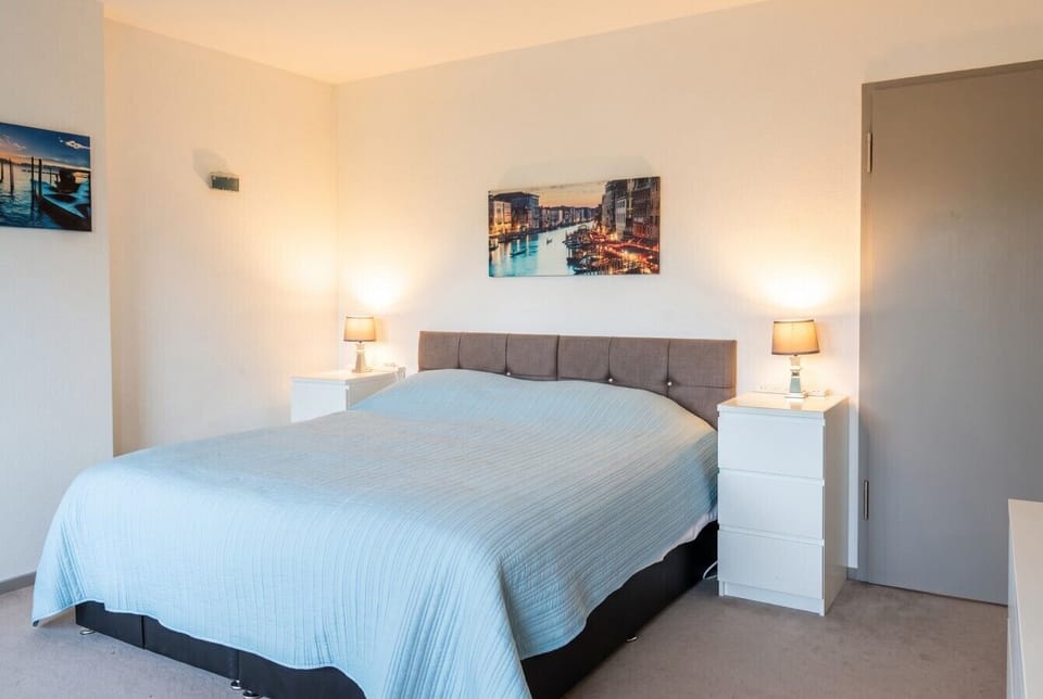 Spacious bedroom over 4m x 4m with a superking bed and calming feel.