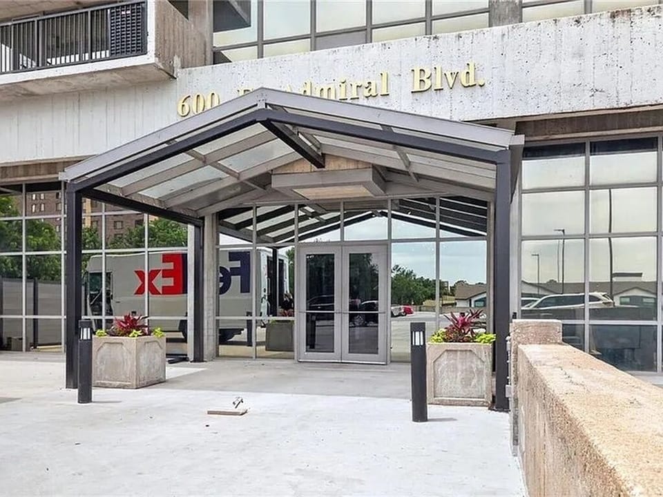 A sophisticated arrival experience defined by style and grandeur.
