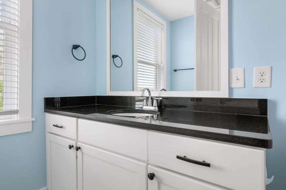 Bathroom 1: Shower/Tub