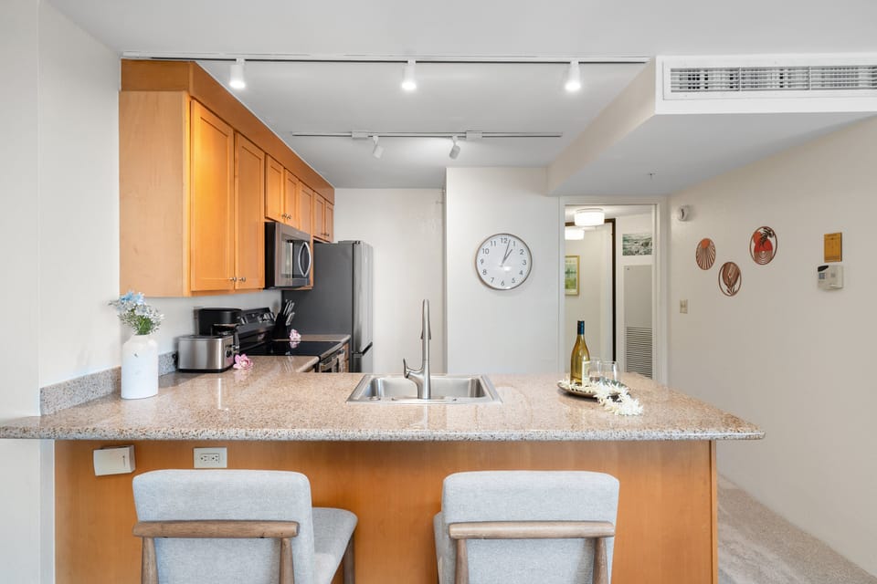 Spacious breakfast bar with seating for casual meals, morning coffee, or planning the day's island adventures.