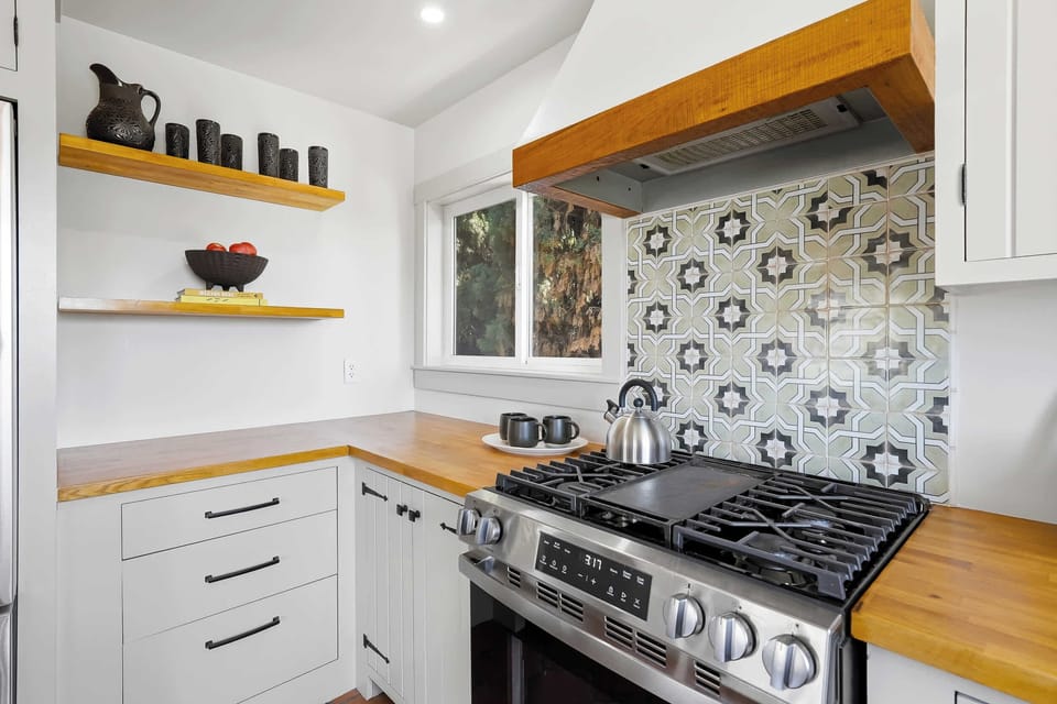 Fully equipped kitchen ready for your stay 👨‍🍳✨