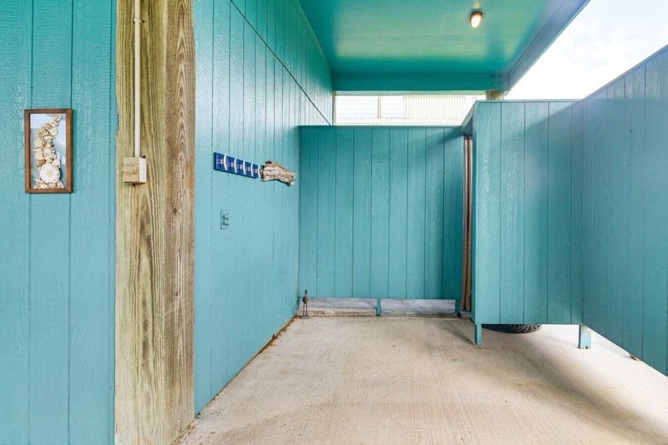 Outdoor Shower | Privacy Walls | Coastal Vibe