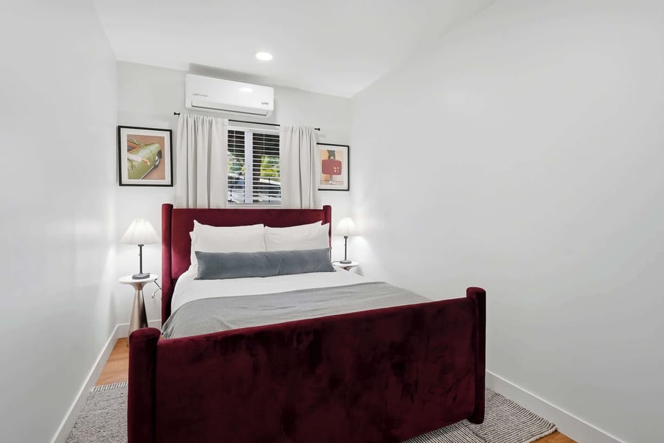 Elegant bedroom with a relaxing atmosphere 🛏️🌙