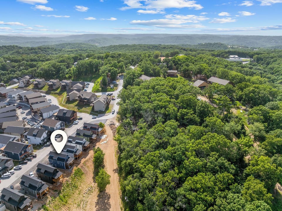 From up high, the peaceful surroundings speak for themselves. 🍃🏡