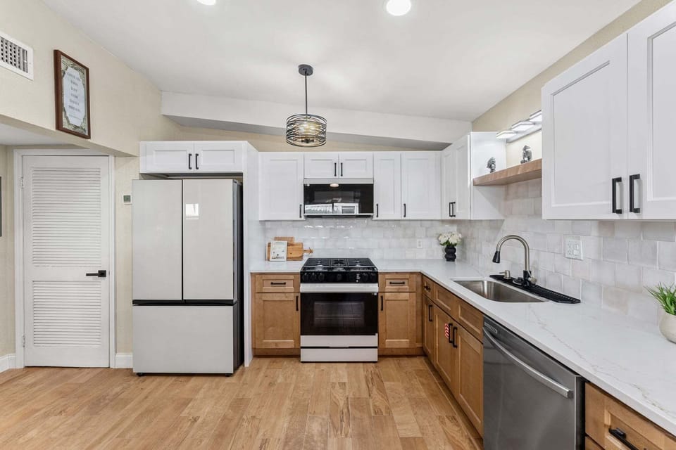 Sleek & modern fully equipped kitchen