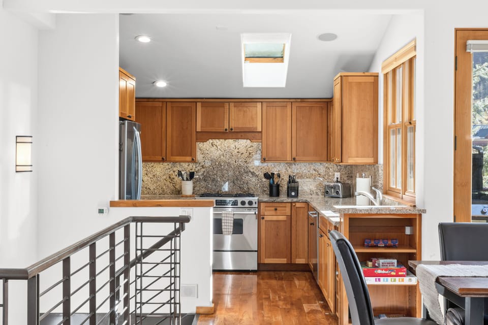 Fully equipped kitchen.