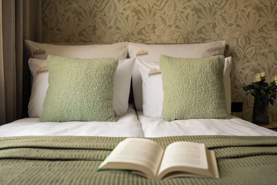Przestrzeń apartamentu łączy funkcję sypialni i części wypoczynkowej. Znajduje się w niej wygodne łóżko małżeńskie z hotelową pościelą i kompletem poduszek oraz telewizor Smart TV z dostępem do kanałów satelitarnych. 