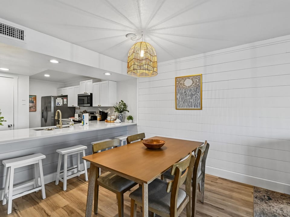 Dining Area - Breakfast Bar