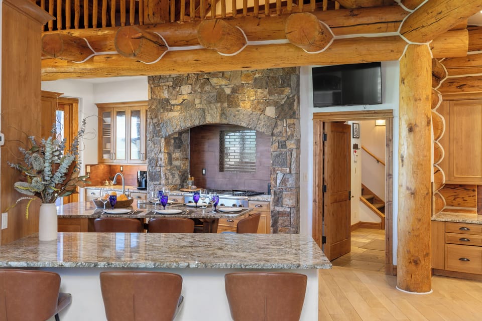 2.08_telluride_stone_timber_kitchen