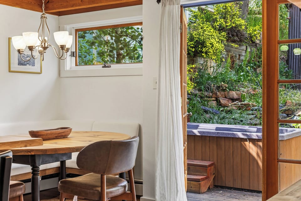 3.5-telluride-town-charm-kitchen5-breakfast-nook-hot-tub