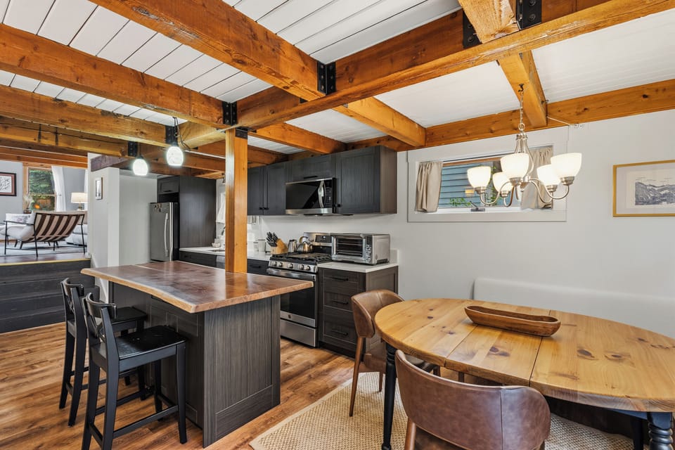 3.0-telluride-town-charm-kitchen-dining