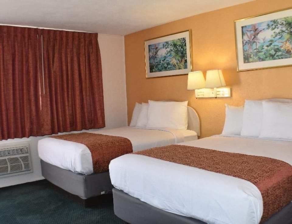 B-Deluxe Room With Two Full Beds and Kitchen image 3