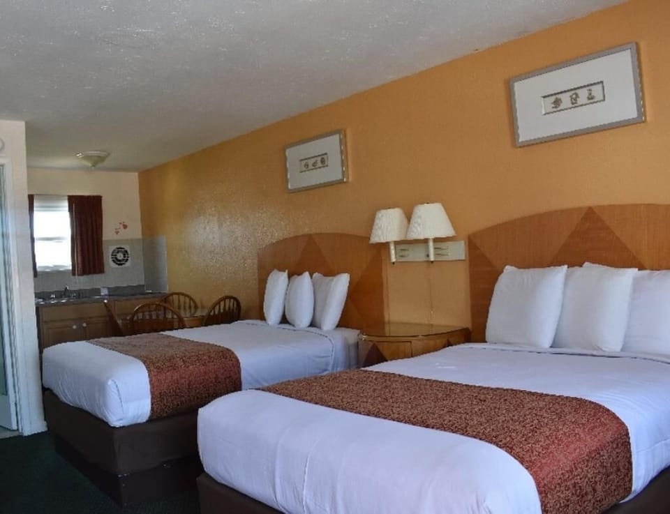 B-Deluxe Room With Two Full Beds and Kitchen image 7