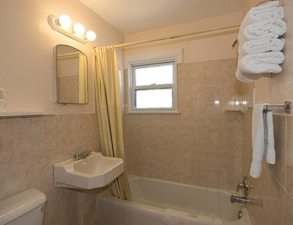B-Deluxe Room With Two Full Beds and Kitchen image 2