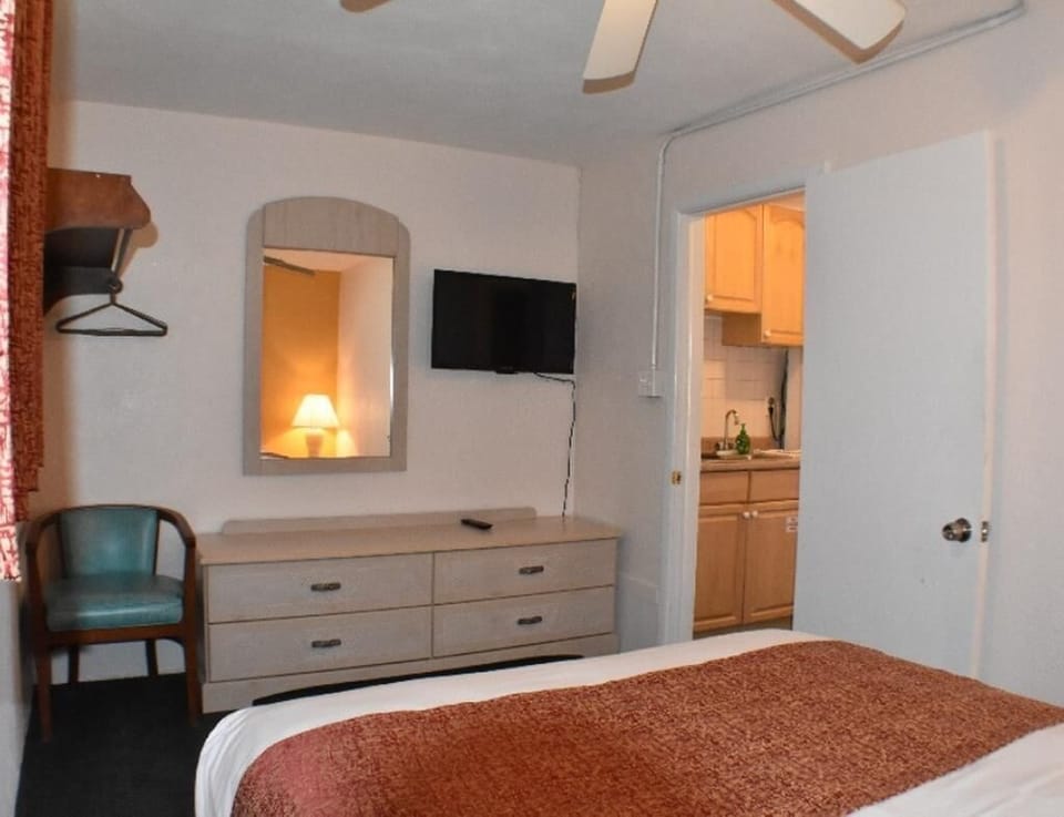 C-Two Room Suite With Three Full Beds and Kitchen image 5