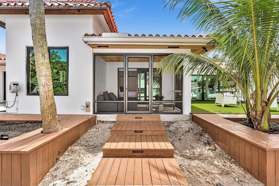 Exterior view of the contemporary house facade and entrance.
