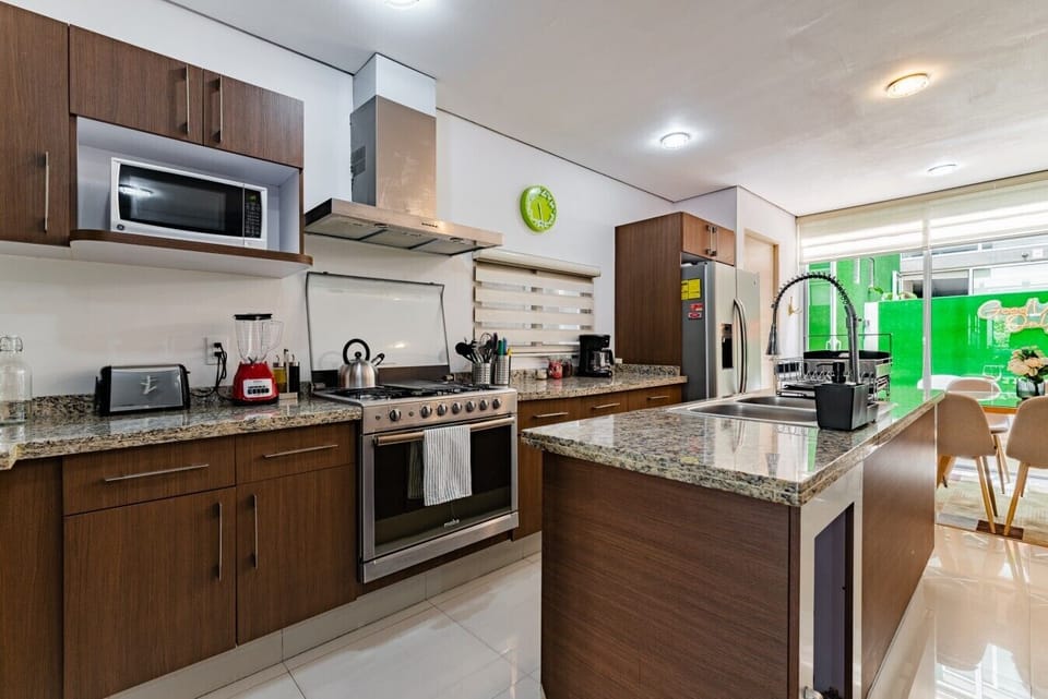 AirBnB SLP102-22