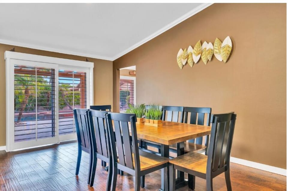 Cozy dining nook for every gathering