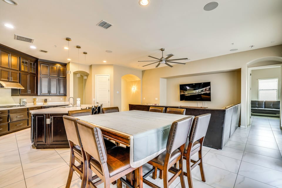 Dining Area | Dishes & Flatware Provided