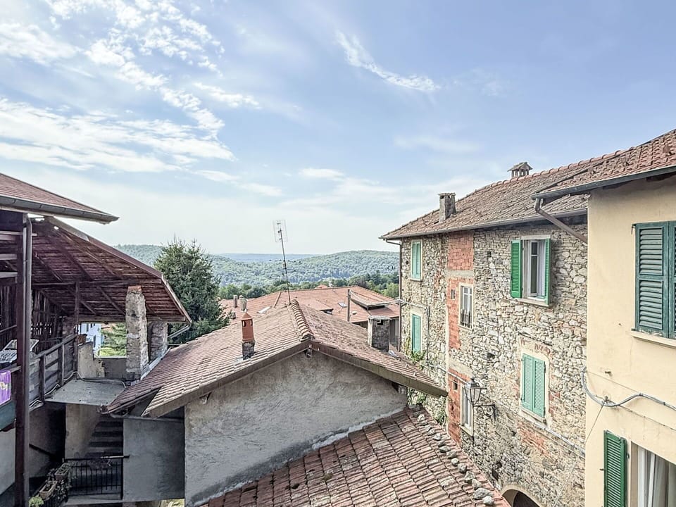 Roof, Neighbourhood, Residential Area, Architecture, House, Home, Human Settlement, Suburb, Slope, Village